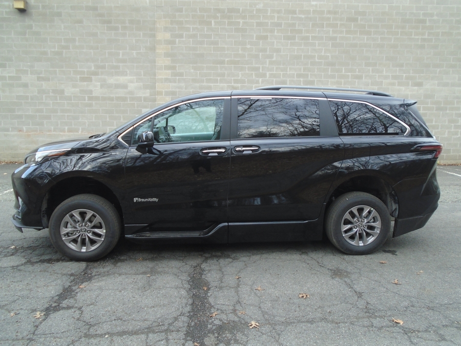 Black Toyota Sienna image number 15
