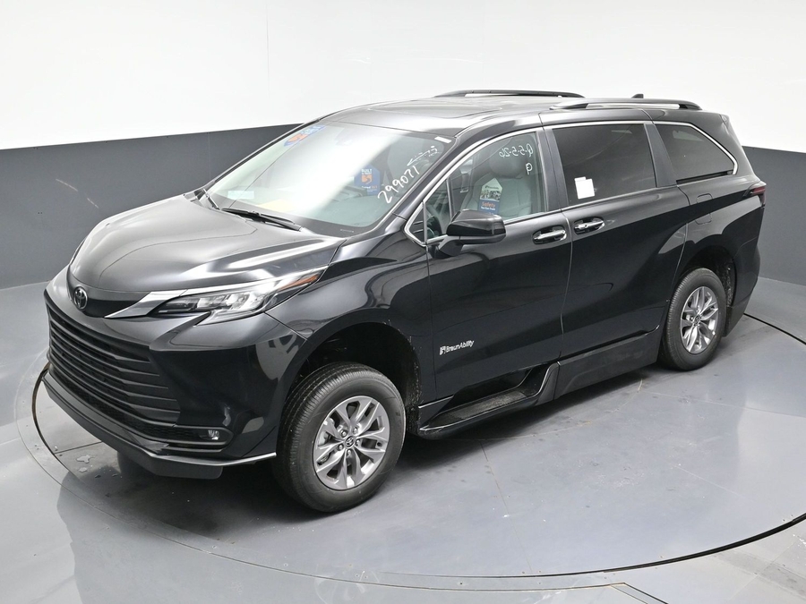Black Toyota Sienna image number 20
