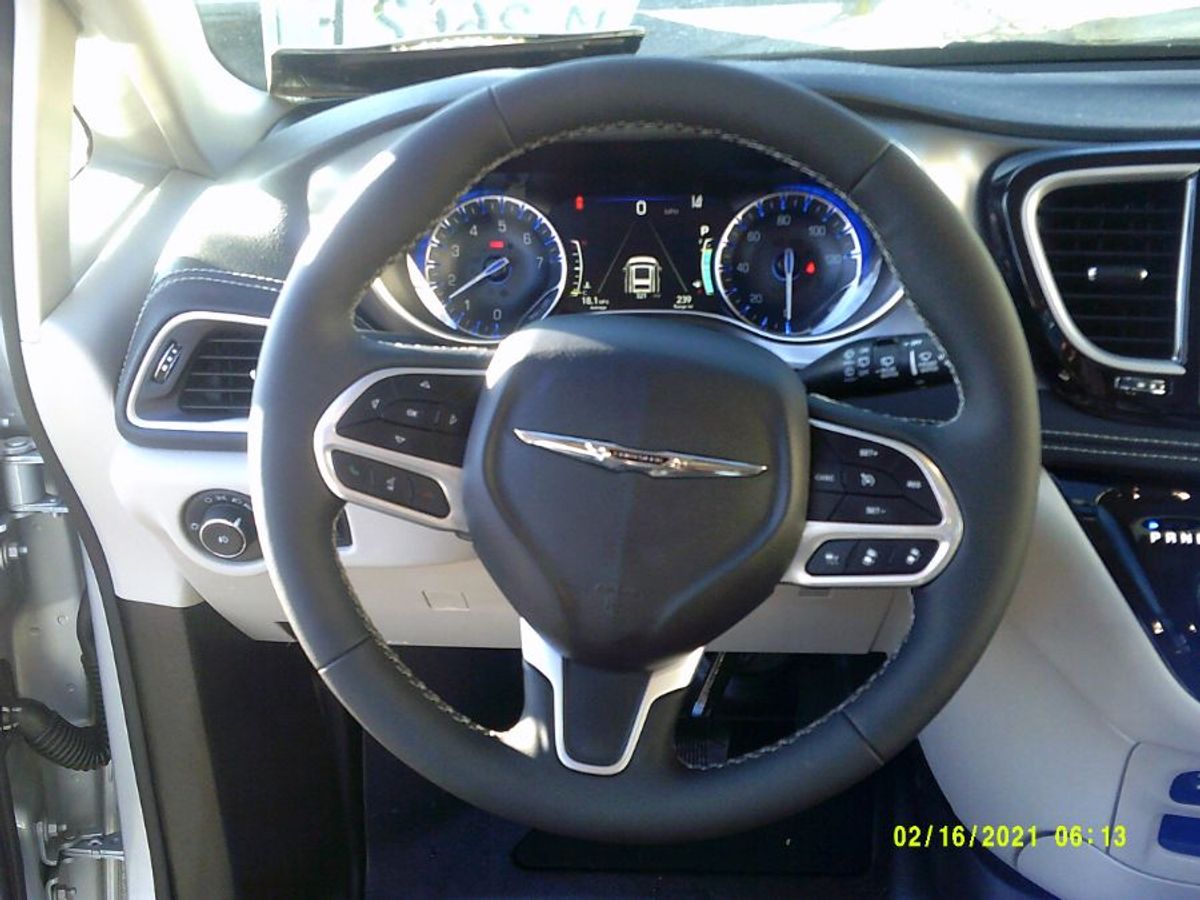 Silver Chrysler Pacifica image number 9