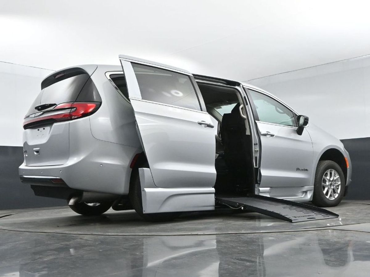 Silver Chrysler Pacifica image number 12