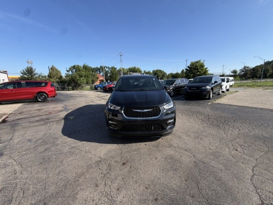Black Chrysler Pacifica image number 3