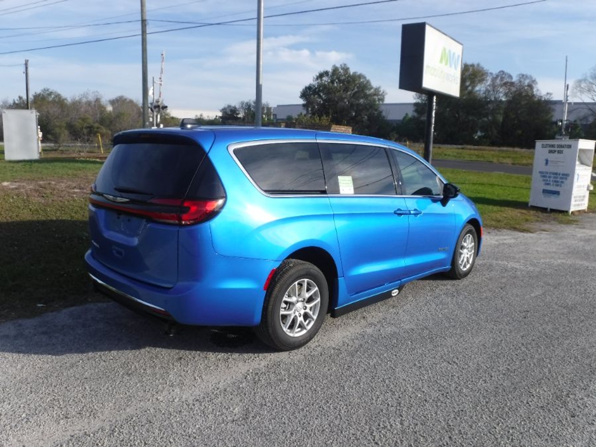Blue Chrysler Pacifica image number 8