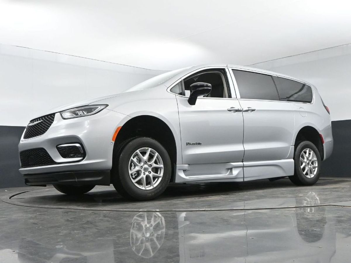 Silver Chrysler Pacifica image number 2