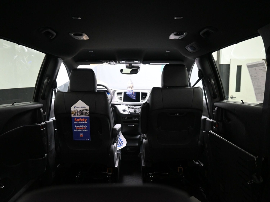 Black Chrysler Pacifica image number 14