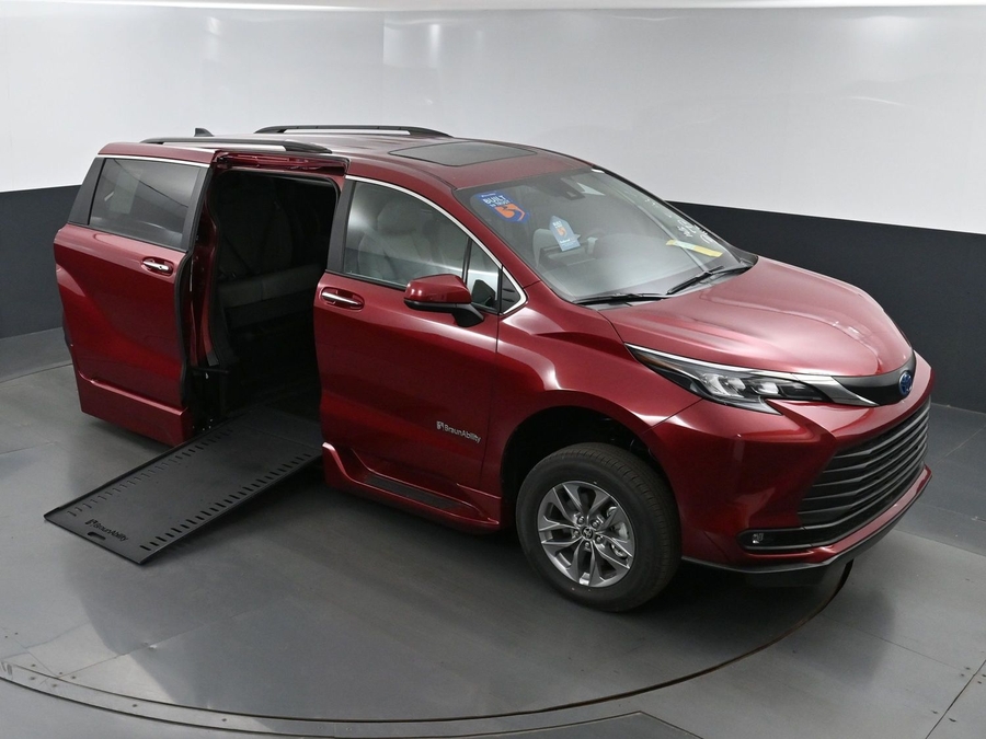 New 2025 Toyota Sienna Hybrid XLE Plus - BraunAbility Side Entry Entry In Floor Automatic Ramp
