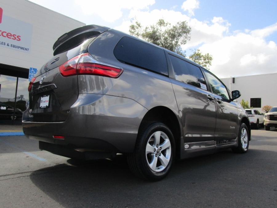 Used 2020 Toyota Sienna LE - BraunAbility Side Entry Entry Fold Out Automatic Ramp