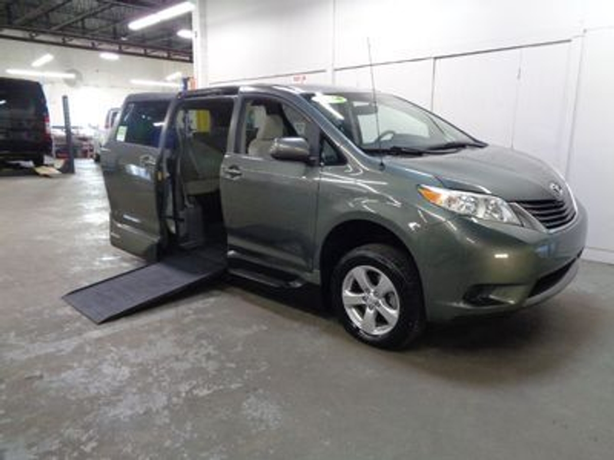 2014 TOYOTA SIENNA - Image 10