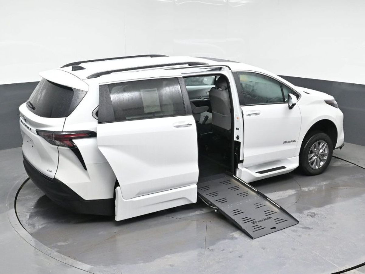 2025 TOYOTA SIENNA - Image 26