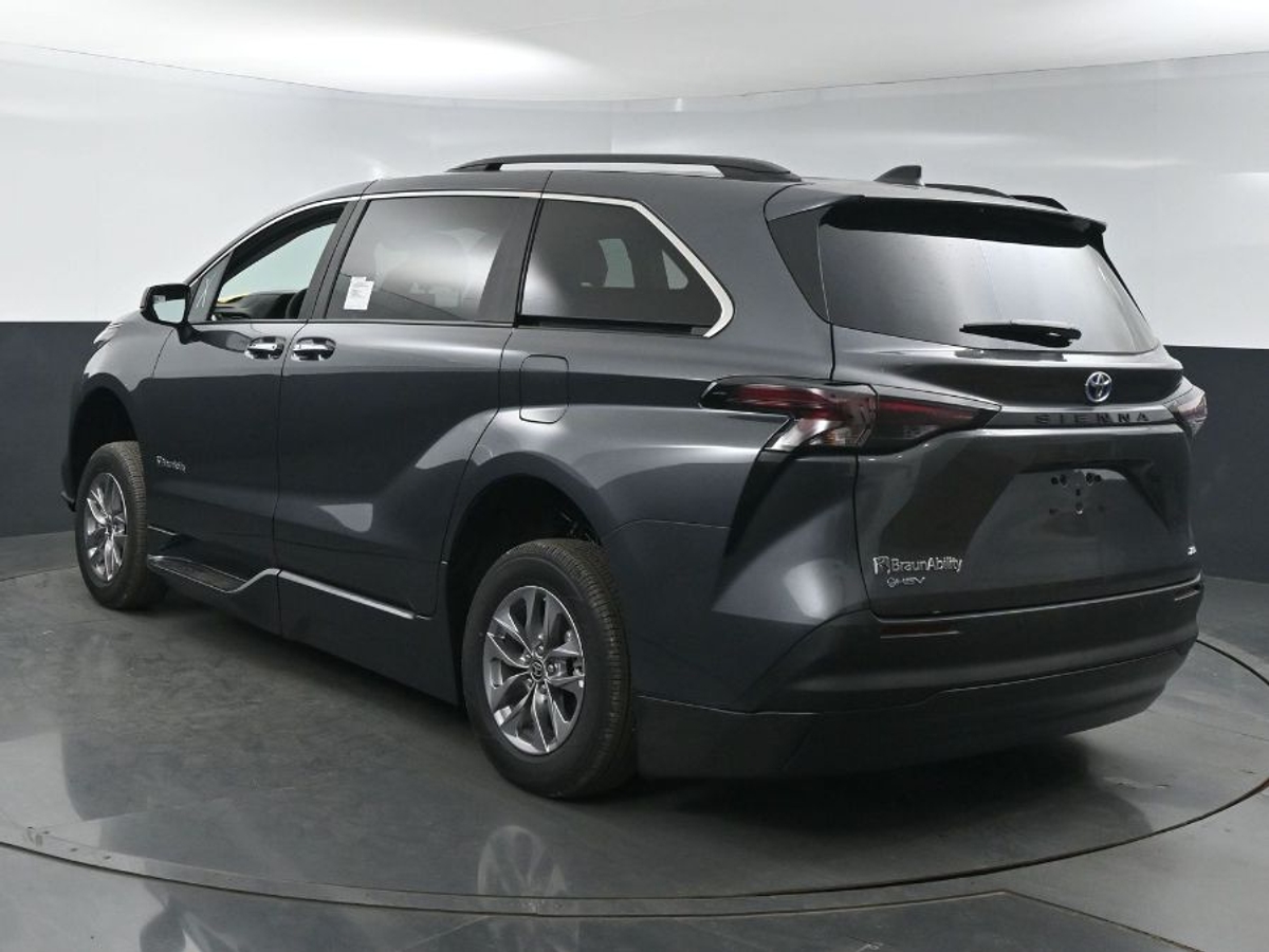 2025 TOYOTA SIENNA - Image 2