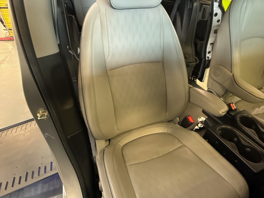Silver Honda Odyssey image number 12