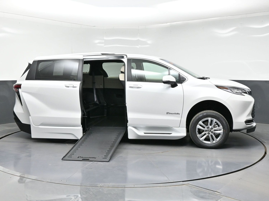 New 2026 Toyota Sienna Hybrid Limited - BraunAbility Side Entry In Floor Automatic Ramp