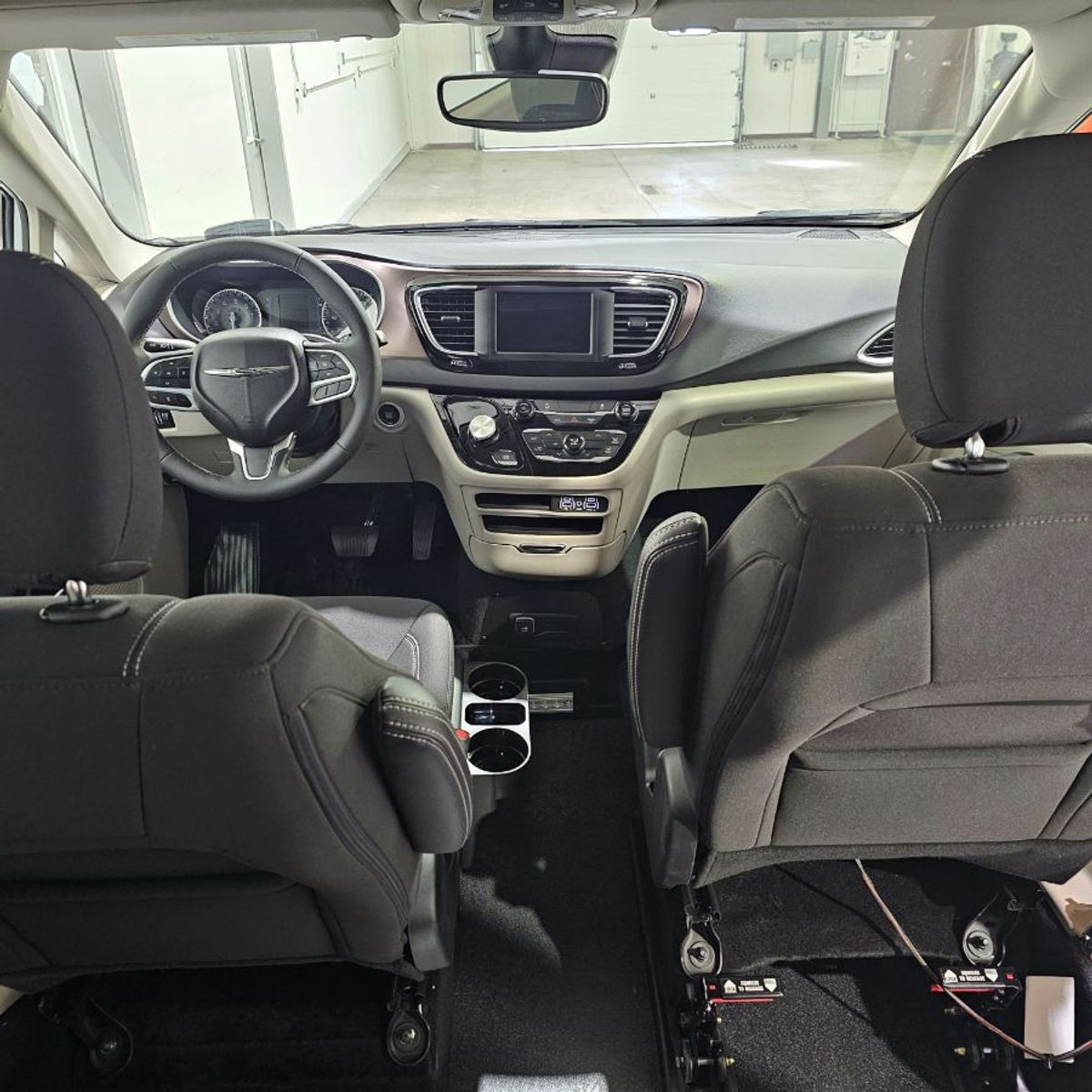 White Chrysler Voyager image number 14