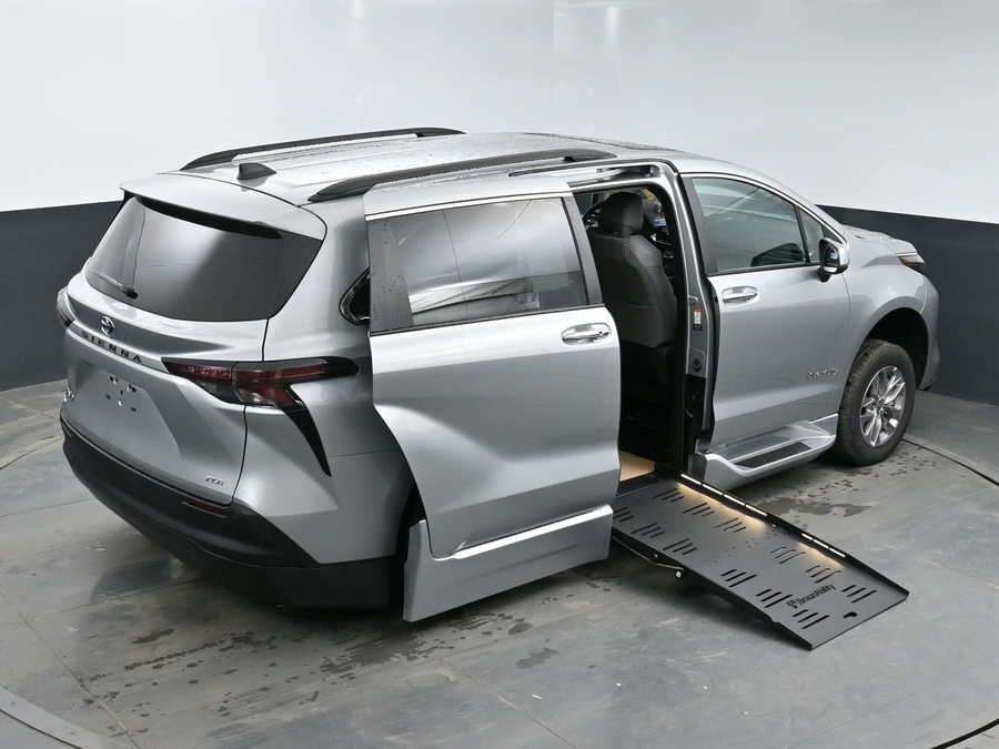 New 2025 Toyota Sienna Hybrid XLE Plus - BraunAbility Side Entry Entry Fold Out Automatic Ramp