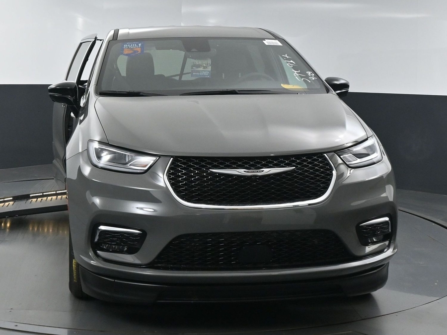 New 2025 Chrysler Pacifica Select Safety - BraunAbility Side Entry Entry Fold Out Automatic Ramp