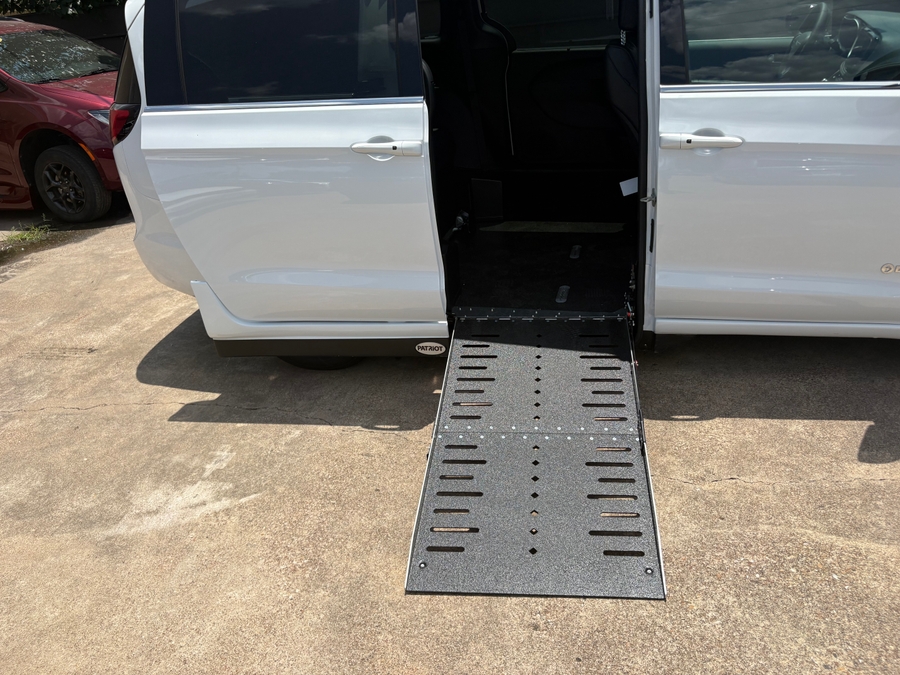 2026 Chrysler Pacifica Select - Photo 6