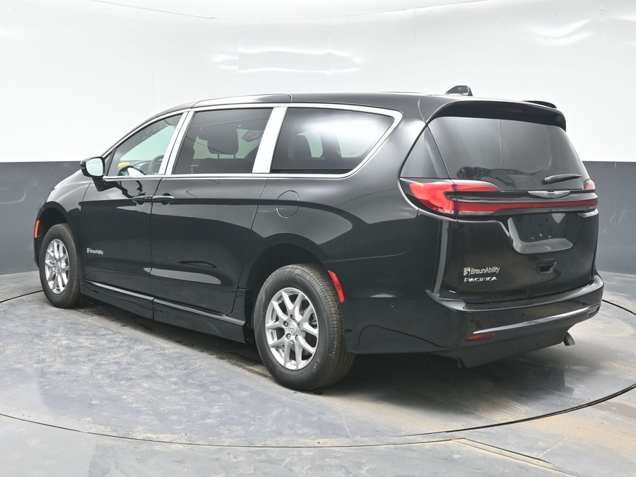 Black Chrysler Pacifica image number 4