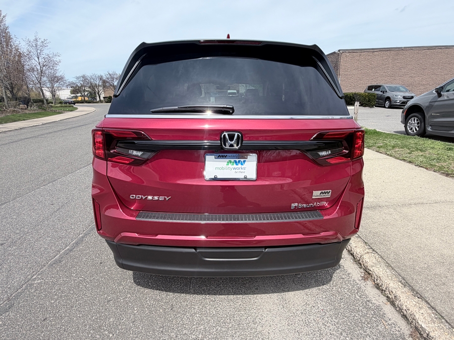 Red Honda Odyssey image number 5