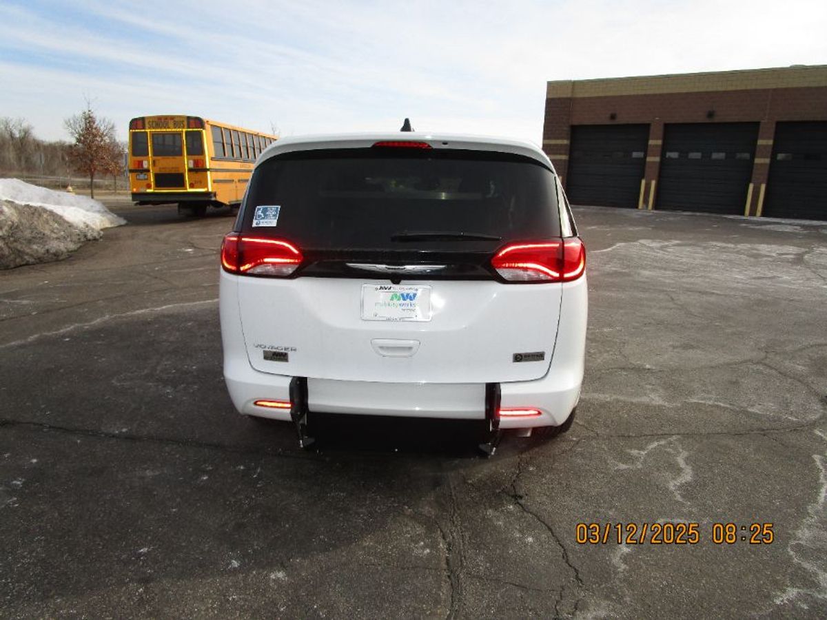 2024 CHRYSLER VOYAGER - Image 5