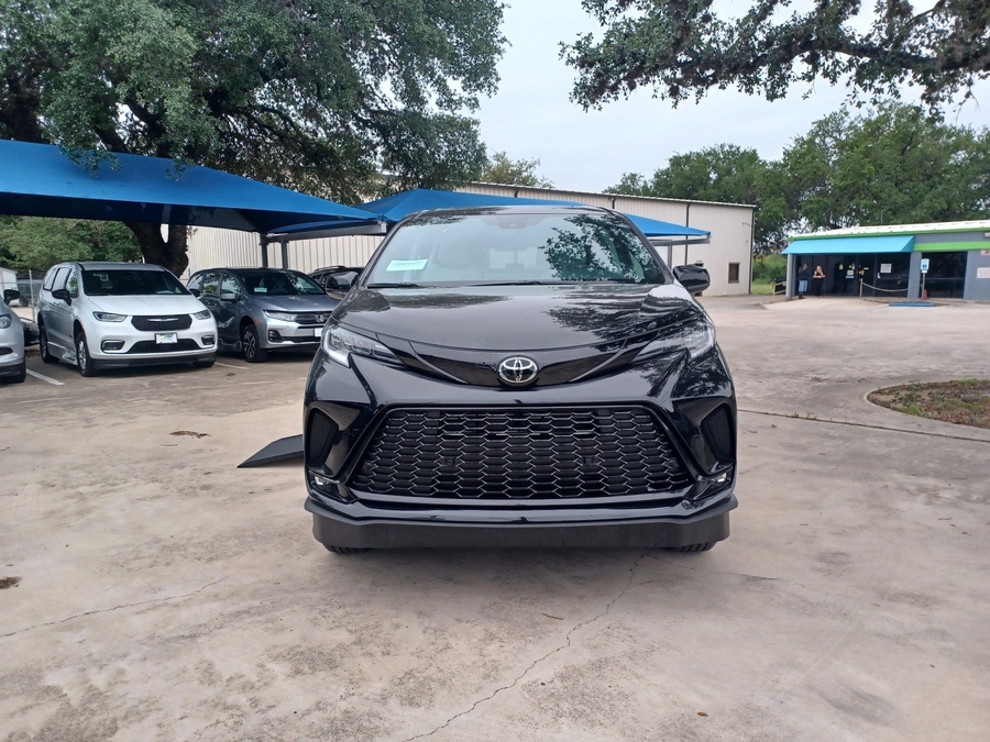 Black Toyota Sienna image number 5