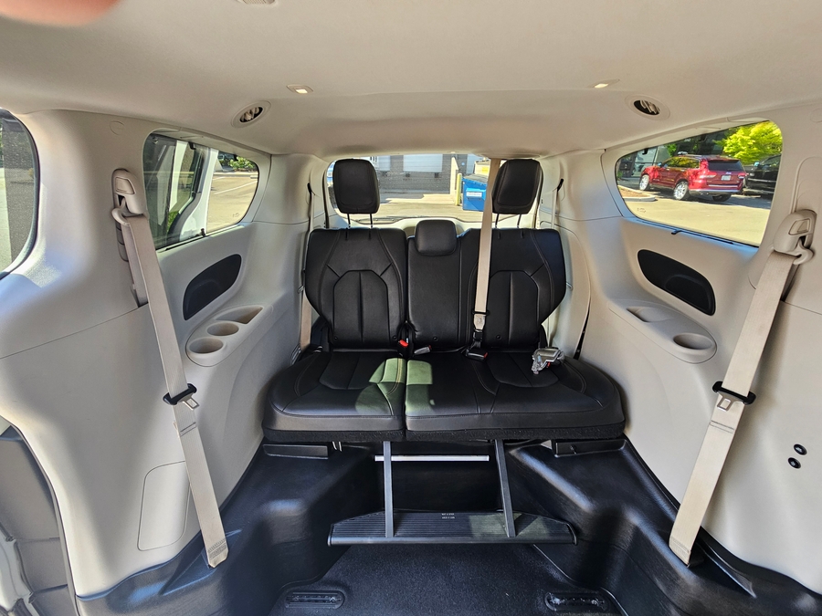 White Chrysler Pacifica image number 10