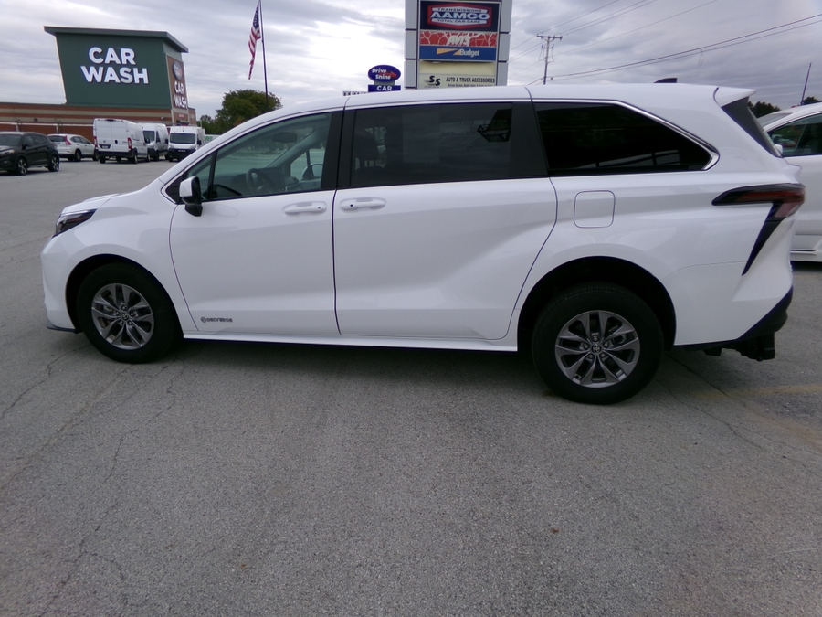 White Toyota Sienna image number 16