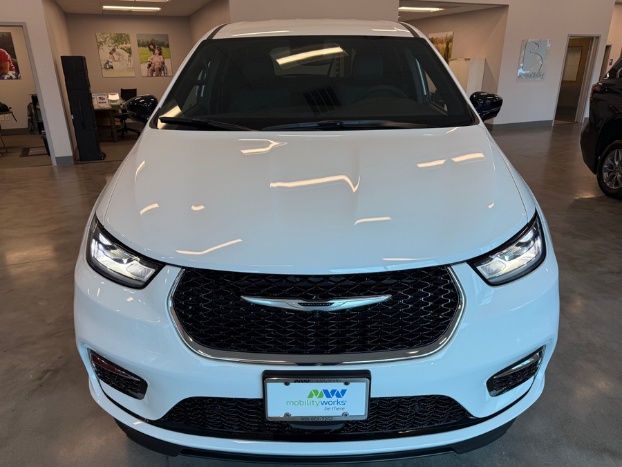 White Chrysler Pacifica image number 7