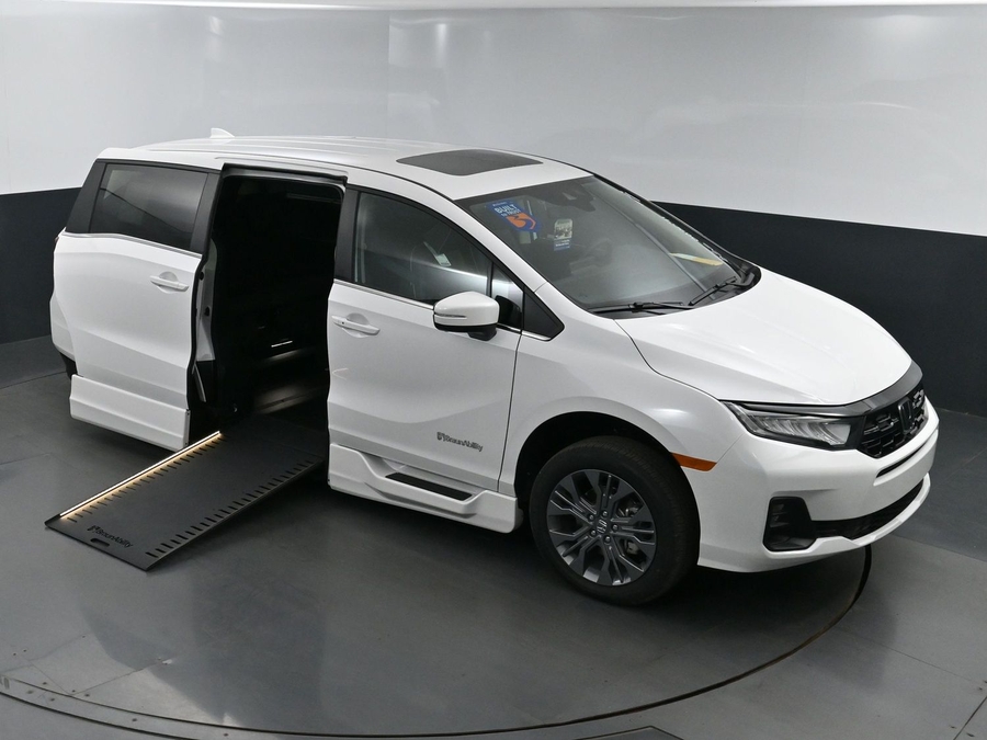 White Honda Odyssey image number 22