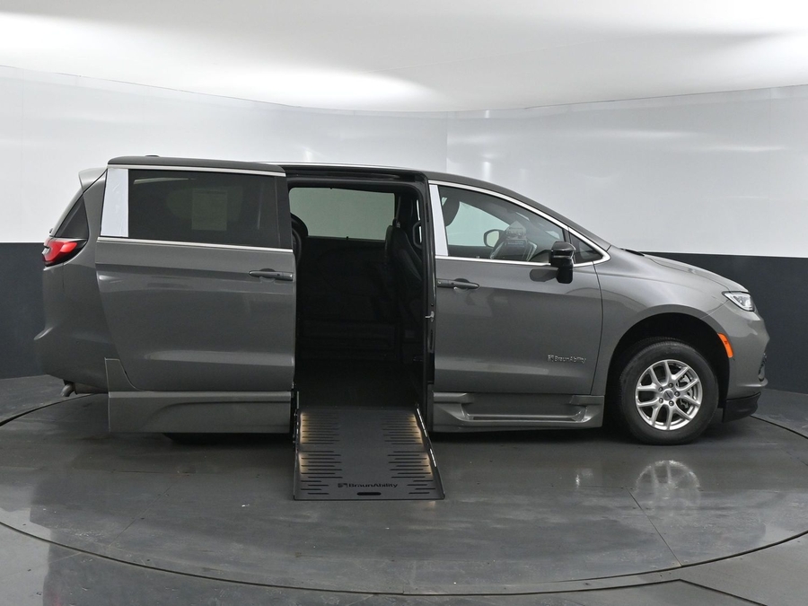 New 2025 Chrysler Pacifica Select Safety - BraunAbility Side Entry Entry Fold Out Automatic Ramp