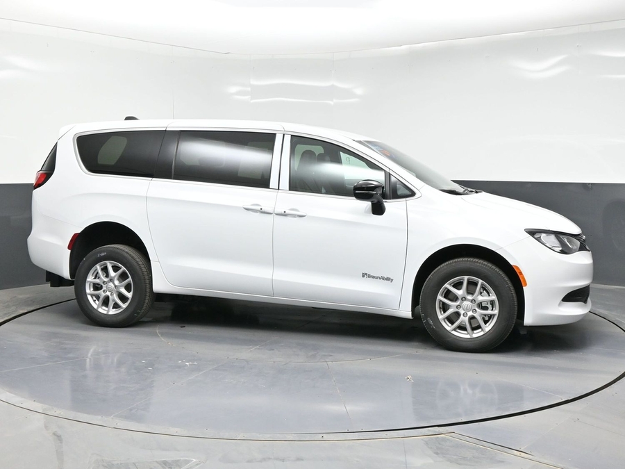 White Chrysler Voyager image number 7