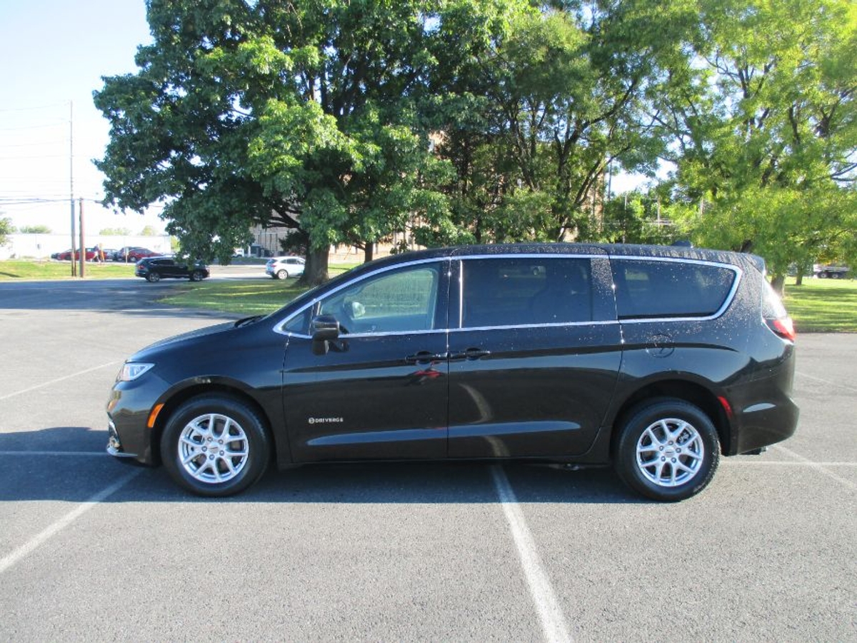 2023 CHRYSLER PACIFICA - Image 9