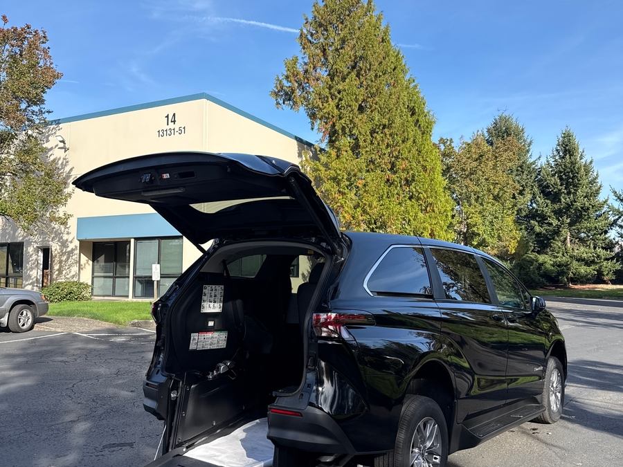 New 2026 Toyota Sienna Hybrid LE - BraunAbility Commercial Rear Entry Fold Out Manual Ramp