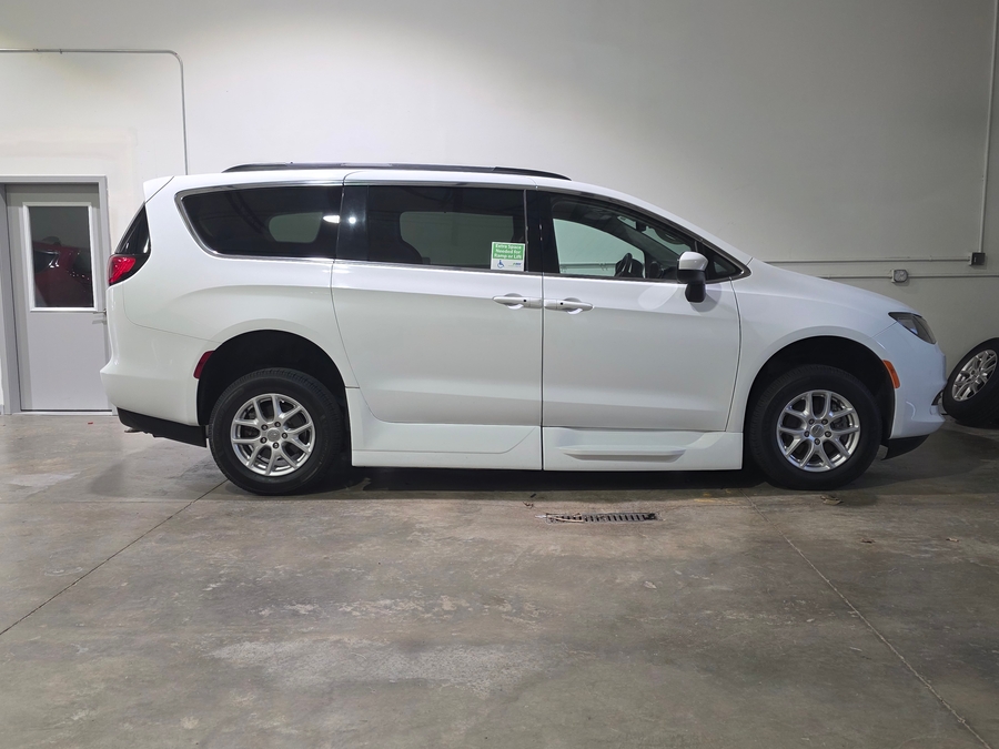 White Chrysler Voyager image number 2