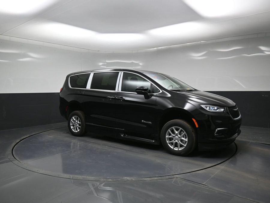 Black Chrysler Pacifica image number 17