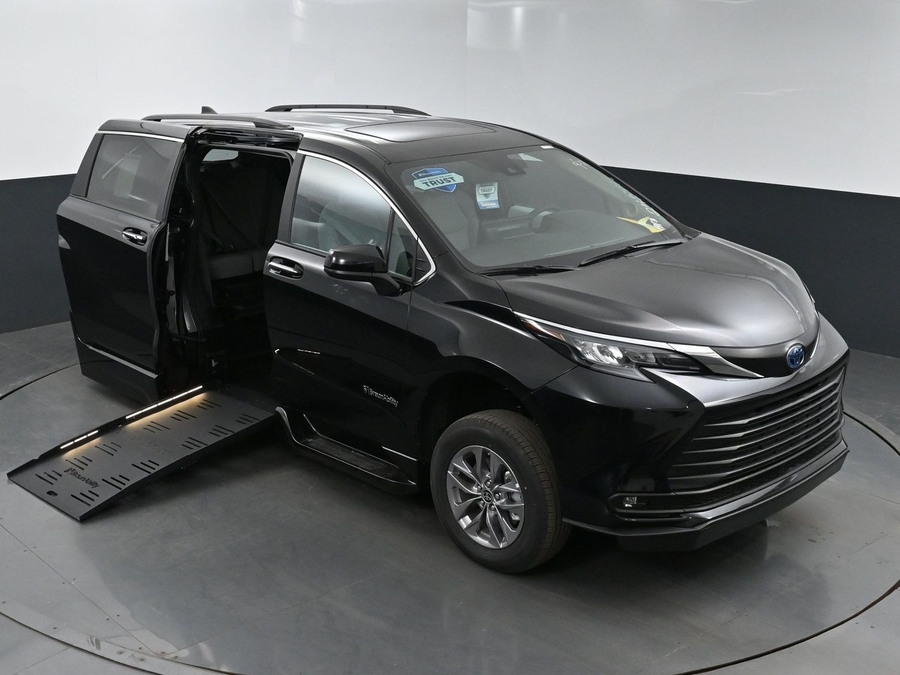 New 2025 Toyota Sienna Hybrid XLE Plus - BraunAbility Side Entry Entry Fold Out Automatic Ramp