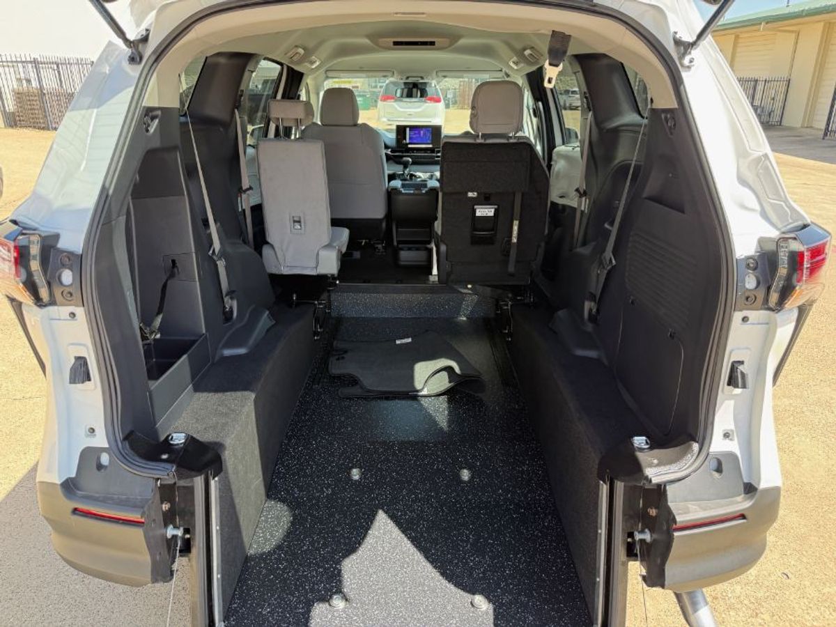 White Toyota Sienna image number 13