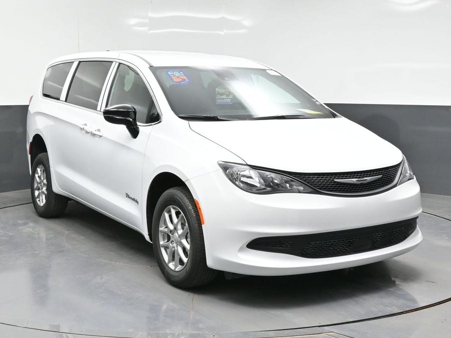 2026 Chrysler Voyager's photo