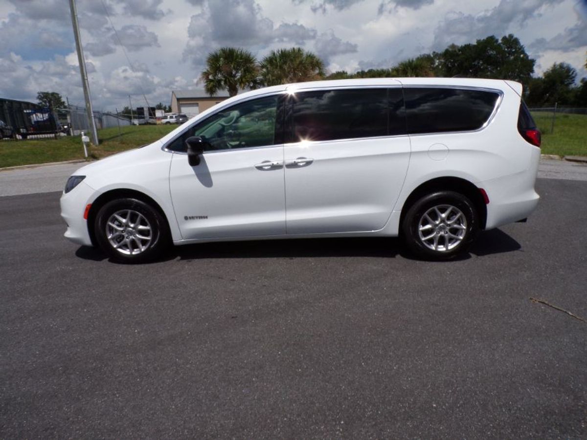 White Chrysler Voyager image number 4