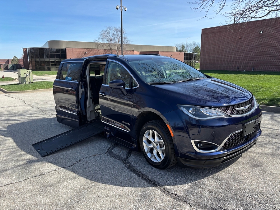 Used 2020 Chrysler Pacifica Touring L Plus - BraunAbility Side Entry Entry In Floor Automatic Ramp
