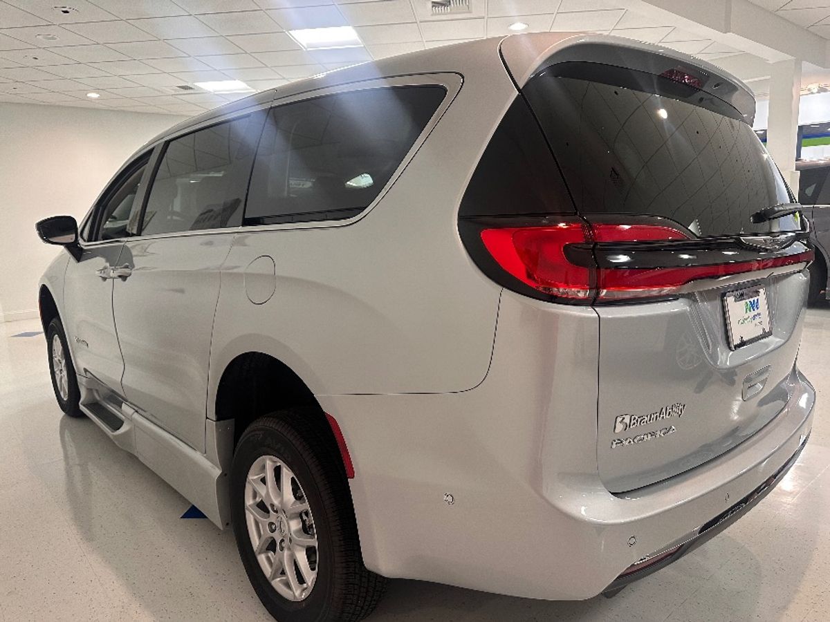 Silver Chrysler Pacifica image number 3