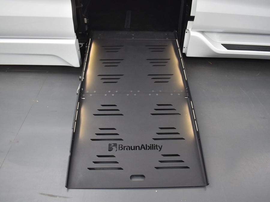 New 2025 Toyota Sienna Hybrid XLE Base - BraunAbility Side Entry Entry Fold Out Automatic Ramp