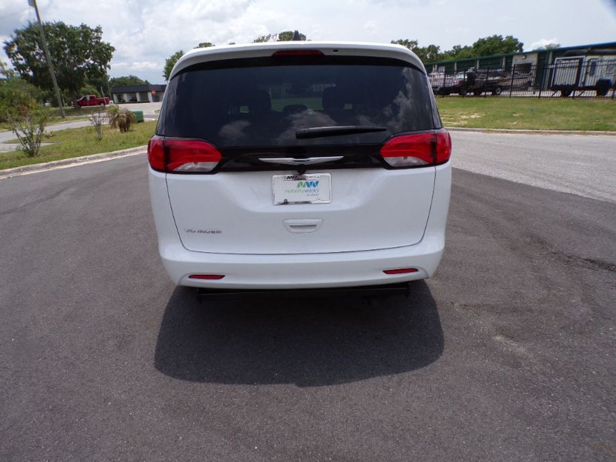 White Chrysler Voyager image number 5