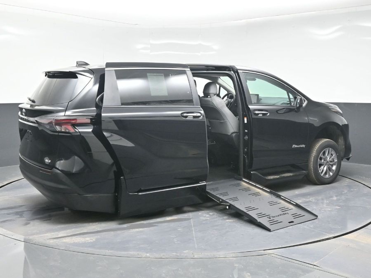 Black Toyota Sienna image number 6