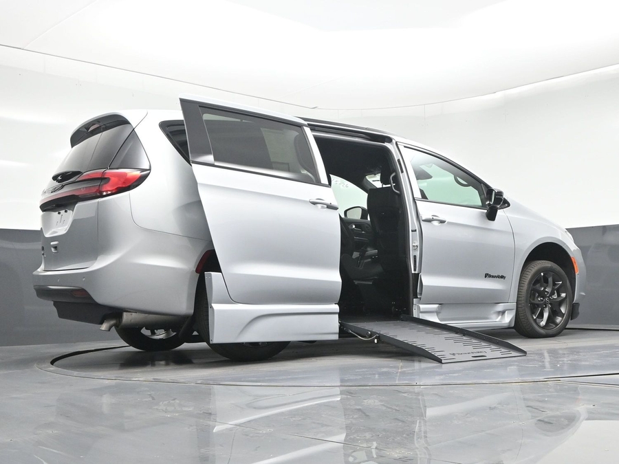New 2026 Chrysler Pacifica Select Sport - BraunAbility Side Entry Fold Out Automatic Ramp