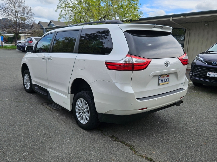 Used 2015 TOYOTA SIENNA XLE - VMI Side Entry Entry In Floor Automatic Ramp