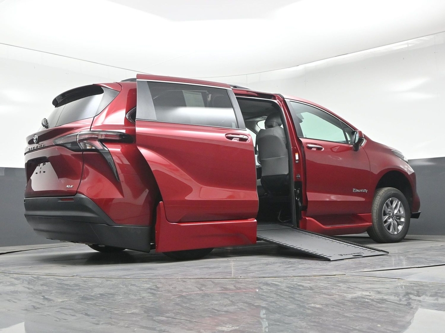 New 2026 Toyota Sienna Hybrid XLE Base - BraunAbility Side Entry In Floor Automatic Ramp