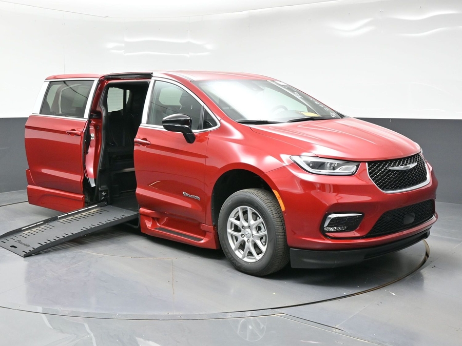2026 Chrysler Pacifica Select's photo