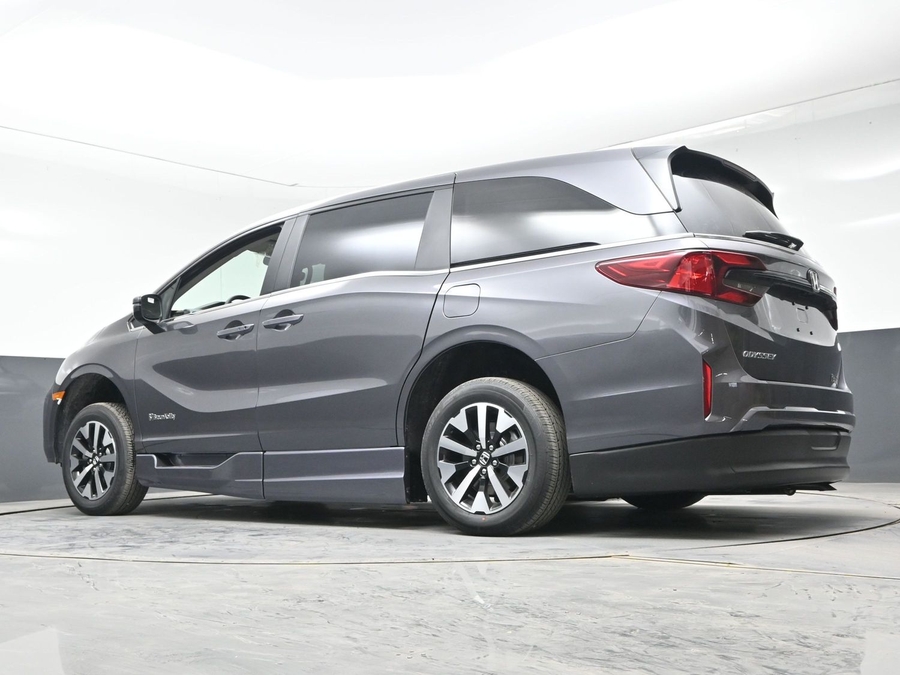 Grey Honda Odyssey image number 20