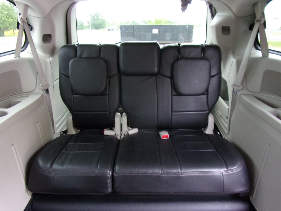 Grey Dodge Grand Caravan image number 15