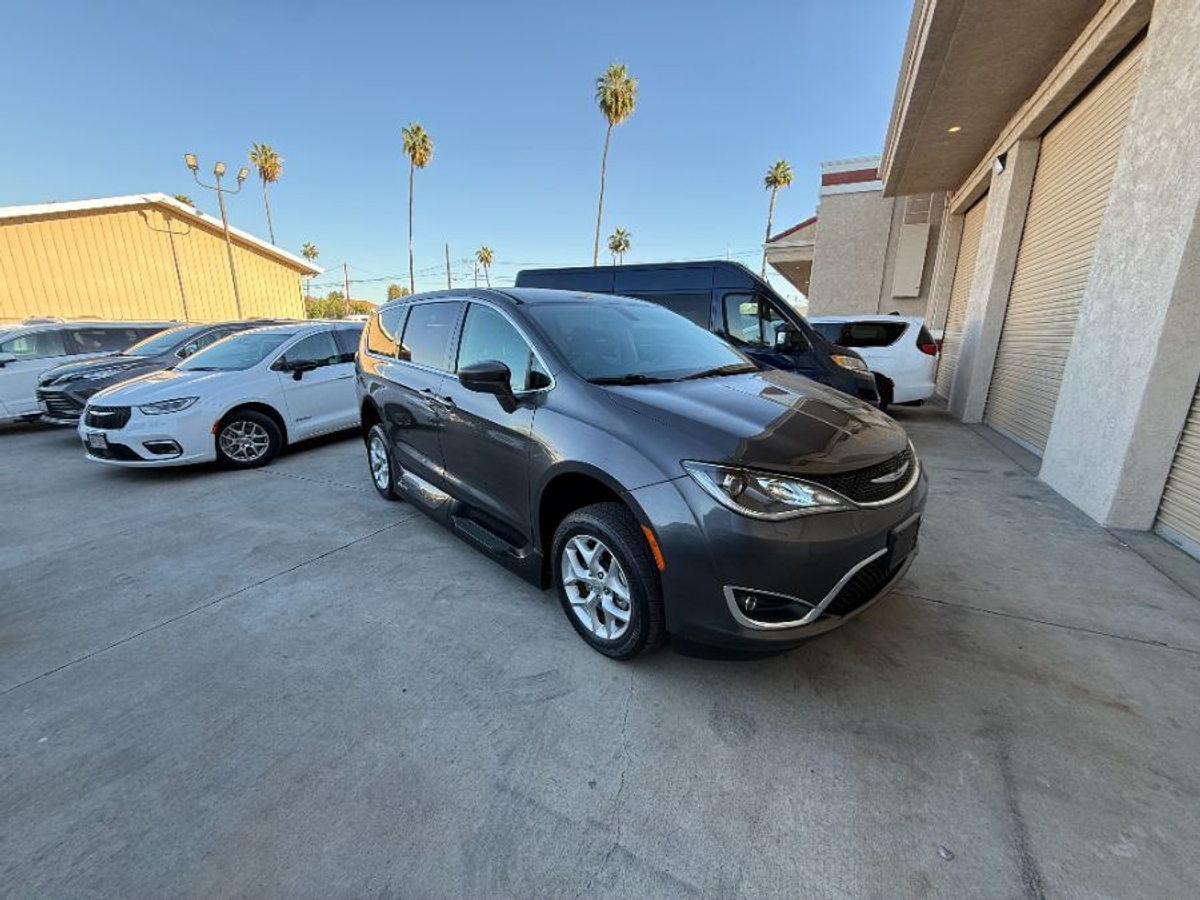 Grey Chrysler Pacifica image number 12