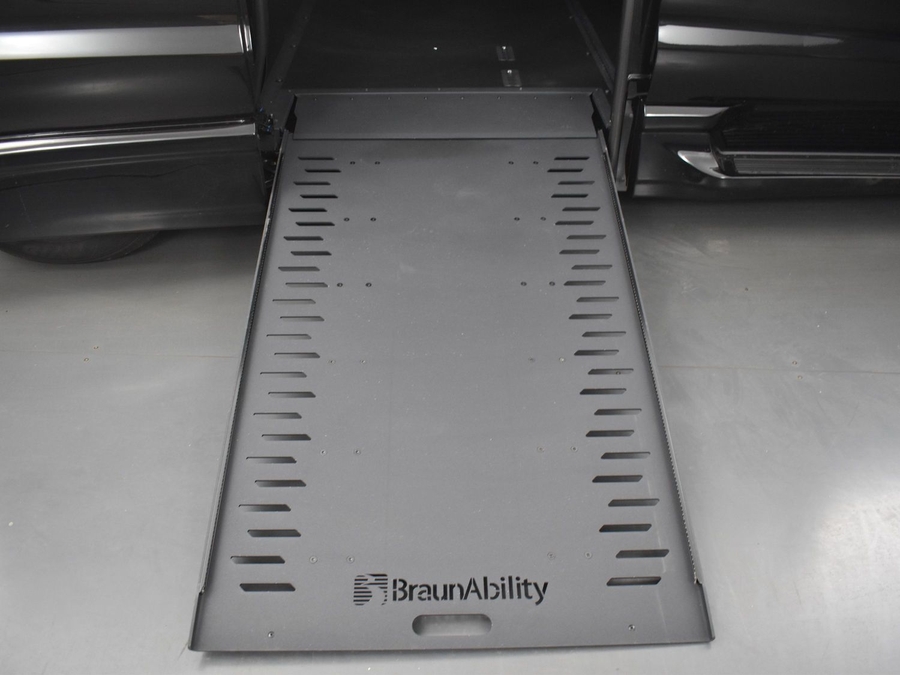 New 2025 Chrysler Pacifica Select Safety - BraunAbility Side Entry Entry In Floor Automatic Ramp